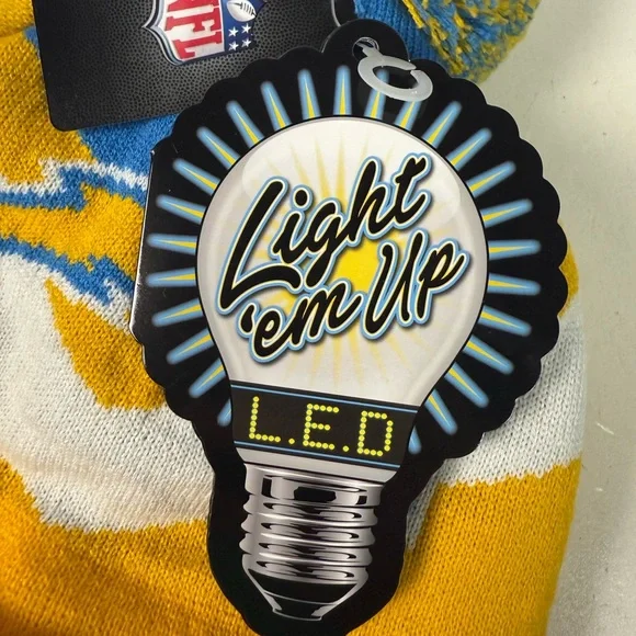 Los Angeles LA Chargers Beanie Pompom Light Up LED Hat New NWT - Picture 8 of 11